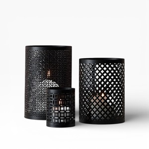 Juego de Dos Portavelas Votivas de Metal Negro con Tallado Circular de Mandala para una Iluminación Ambiental Suave - Product Image 3