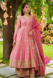 Conjunto listo para usar de top Anarkali de seda con hermoso bordado de diseñador y parte inferior con trabajo pesado cosido, y dupatta. - Product Image 4