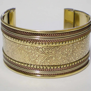Bracelet en cuivre plaqué or de luxe pour femmes, design traditionnel en filigrane floral gravé, bracelet en métal massif fait à la main, vintage - Product Image 1