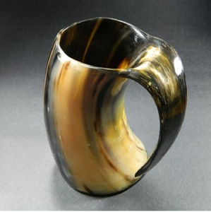 Jarra de cuerno oscuro pulida con anillos tallados y una base de madera maciza. Disponible a precios de mayoreo. - Product Image 6