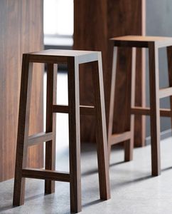 Tabouret en bois solide avec un savoir-faire de qualité supérieure conçu pour durer des générations dans les maisons, les restaurants et les bureaux - Product Image 2