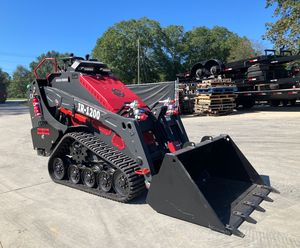 รถตักล้อยางขนาดเล็ก รุ่น IR1200 ปี 2025 ยี่ห้อ Iron Rhino แบบรางกว้าง ใช้เครื่องยนต์ Kubota พร้อมเกียร์บ็อกซ์ มอเตอร์ประสิทธิภาพสูง ปั๊มไฮดรอลิก Huade 48V/220V - Product Image 3