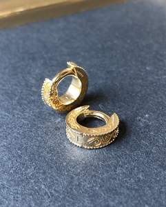 Pendientes de Aro Únicos de Nepal, Étnicos, Exóticos, Tibetanos, Tallados en Oro Blanco de 14 Quilates con Diamantes, Sin Níquel, Regalo de Aniversario de Bodas para Mujer - Product Image 1