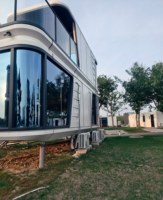 Capsule spatiale préfabriquée double couche personnalisable avec escalier intérieur et verre intimité, idéale pour la construction de stations balnéaires