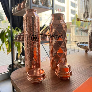 Bouteille en cuivre classique Tradebyd pour la désintoxication et l'utilisation quotidienne Conception traditionnelle pour le bien-être personnel et l'hydratation - Product Image 1