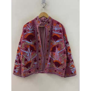 Veste en velours brodée à la main Suzani, design réversible Marigold Caravan, rose poudré et safran, vêtements d'extérieur automne/hiver, taille XL - Product Image 5