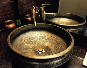 Évier en laiton design pour salle de bain contemporaine, ajoutant un look sophistiqué avec une finition en laiton antique - Product Image 1