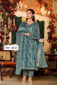 Démarquez-vous de la foule et faites une déclaration de mode avec cet ensemble de costume zari détaillé en dentelle Deep Sapphire au prix de gros - Product Image 3