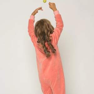 Combinaison en polaire zippée pour enfants, de qualité supérieure, sur mesure, confortable, design élégant, parfaite pour le coucher et les tenues décontractées - Product Image 4