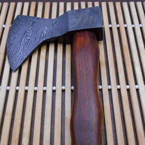 Hacha hecha a mano con material de acero de Damasco y hoja de alta calidad, ideal para tareas al aire libre y equipo de camping. - Product Image 4