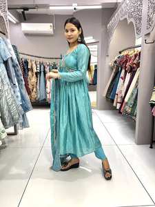 Bollywood Designer Robe brodée en soie russe avec longue Dupatta, Aliya Cut Readymade Salwar Costumes pour mariage Wear - Product Image 4