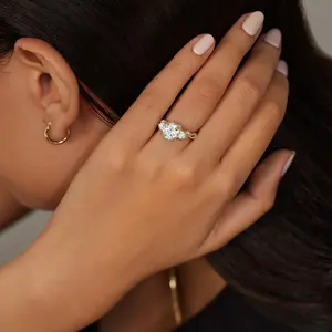 Anillo de Compromiso con Tres Diamantes de Corte Ovalado para Cualquier Fiesta, Ocasión o Función - Product Image 2