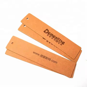 Etiqueta colgante de papel de lujo con diseño en relieve personalizado, etiqueta impresa personalizada, tarjeta de cabecera para prendas, etiquetas colgantes - Product Image 1