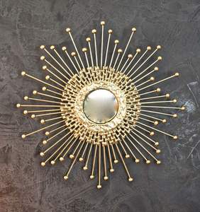 Grand miroir mural en métal d'inspiration vintage moderne avec un attrait antique pour le relooking de la maison ou les intérieurs à thème - Product Image 3