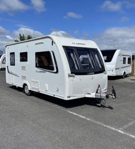 Mini-caravane de qualité supérieure pour les passionnés de plein air, offrant des équipements haut de gamme pour des aventures inoubliables et un confort optimal. - Product Image 1