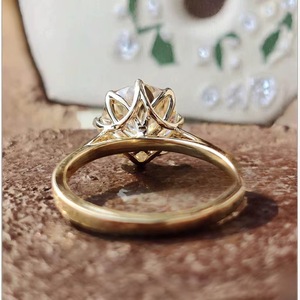 Anillo de Compromiso de Moissanita, Anillo de Boda Solitario Catedral, Regalo de Aniversario para Ella, Joyería Elegante con Corte Redondo Brillante - Product Image 2