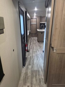 Remolque de Viaje Grand Design Imagine 2670MK 2021 de 32' con Sistema de Alimentación Integrado y Espacio de Preparación para Garantía, Diseño Moderno - Product Image 3