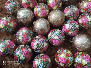 Juego de bolas Mache de papel hechas a mano de alta calidad, precio al por mayor, fiesta colgante decorativa, diseño personalizado, juego de bolas de colores pintadas a mano - Product Image 4