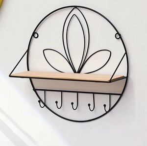 Estante de pared de metal de diseño para exhibir velas de libros o coleccionables con un diseño y encanto únicos hechos a mano - Product Image 1