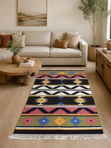 Tapis de couloir Kilim en coton fait main, tapis de sol traditionnel Dhurrie du sud-ouest avec franges à pompons blancs pour salon - Product Image 3