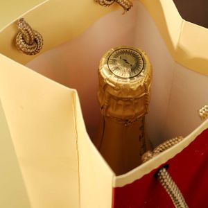 Sac cadeau vin de luxe imprimé sur mesure avec poignées pour une présentation élégante - Product Image 2