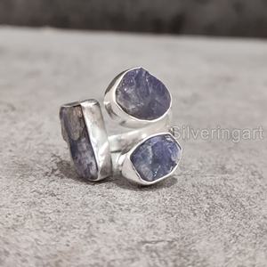 Bague pour femme en argent sterling 925 avec trois pierres brutes naturelles ajustables en Tanzanite, pierre de naissance de décembre - Product Image 1