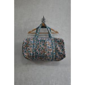 Bolsa de Viaje Tipo Duffel Acolchada, Ligera y de Lujo, Hecha a Mano, con Estampado Floral y Diseño Indio para Fines de Semana - Product Image 1