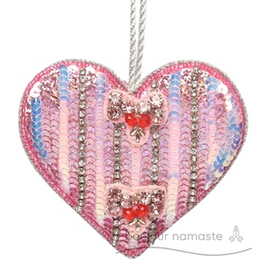 Ornamento natalizio romantico fatto a mano con cuore rosa, regalo artigianale, decorazione e giocattolo - Product Image 1