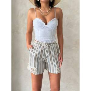 กางเกงขาสั้นลายทางสำหรับผู้หญิงพร้อมขอบลูกไม้ - Product Image 6