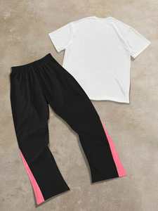 ชุดเสื้อผ้าแนวสตรีทโพลีเอสเตอร์สำหรับผู้ชายชุดวิ่งสองชิ้นลายการ์ตูนกราฟิก Y2K และแผงความคมชัดคู่โลโก้ที่กำหนดเองเครื่องแต่งกายในเมือง - Product Image 2