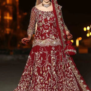 Impresionante nuevo vestido 2025 nupcial de seda granate Kurta Lehenga & Dupatta con cuentas de cristal adornadas y trabajo Dabka - Product Image 1