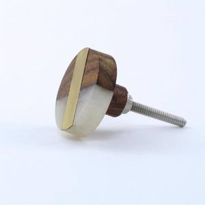 Boutons élégants en résine de laiton en bois avec motifs floraux parfaits pour la quincaillerie de meubles traditionnels et contemporains - Product Image 1
