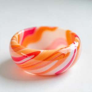 Ocean Breeze Brazalete de resina hecho a mano para mujer Elegante diseño de remolinos en 3D Estilo Ángel Captura la belleza serena de las aguas costeras - Product Image 5