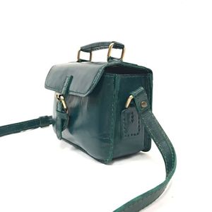 Mini bolso cruzado estructurado de cuero verde brillante elegante con asa superior y solapa con hebilla para todos los días - Product Image 3