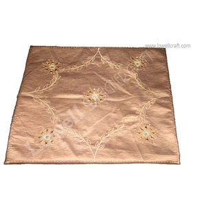 Fundas de Cojín Elegantes para Decoración del Hogar Disponibles en Algodón, Satén, Seda, Patchwork Hecho a Mano, Bordado y Diseños de Diseñador - Product Image 1