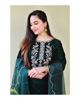 Ensemble de costume pakistanais en velours pur Kurti Pant Dupatta avec broderie à la main sur le col, manches trois quarts et dupatta en tulle