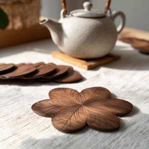 Sous-verre en bois avec motif de fleurs et de feuilles, poli et fini à la main - décoration de table - Product Image 1