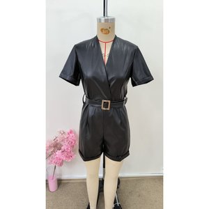 Combinaison élégante pour femme Jane's, à manches courtes, en similicuir, avec col enroulé, taille cintrée et short au-dessus du genou - Product Image 4