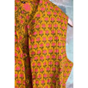 Chaleco de punto vintage rosa cúrcuma con estampado Mughal hecho a mano y botones para primavera, invierno y otoño - Product Image 4