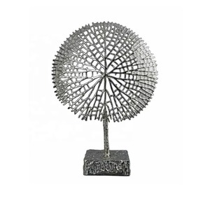 Objet de table sculptural fini argent de style caractéristique pour intérieurs de maison modernes et présentoirs de fenêtres fabriqués à la main en Inde - Product Image 3