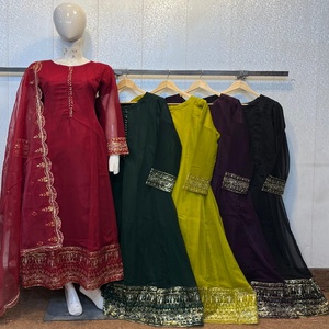 Trajes de gasa de alta calidad Shalwar Kameez para mujer Ropa de invierno con bordado fino para fiestas - Product Image 1