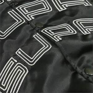 Vente en gros de veste universitaire d'hiver personnalisée style solide veste de baseball en soie et satin de rue brodée sur le devant tissu peigné - Product Image 5
