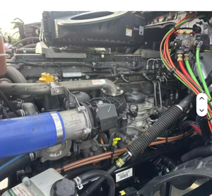 Camion semi-remorque 579 Sleeper 2023 d'occasion - Toit surélevé, Paccar 500HP, boîte manuelle 13 vitesses, prêt à être expédié - Product Image 2