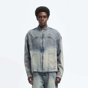 Blouson en jean pour homme-Bleu délavé, silhouette carrée avec délavage à l'acide, effets de blanchiment délavés et coutures décoratives - Product Image 1