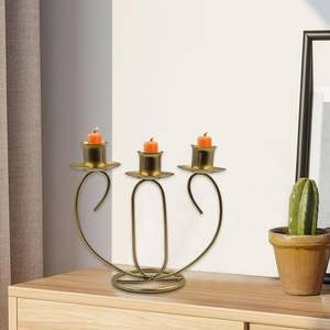 Magnifique bougeoir en aluminium de style moderne et durable pour l'éclairage intérieur de la maison Décoration de table à manger Vente élevée - Product Image 1