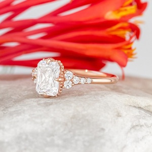 Bague en diamant de laboratoire en or 10 carats Bague en diamant de mariage rayonnante VS bande de fiançailles clarté - Product Image 2