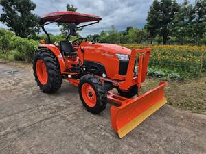 Tractor Agrícola Compacto Naranja con Ruedas, Máquina Agrícola con Cuchilla Delantera, Tractor Utilitario 4x4 - Product Image 1