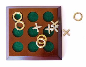 Jeu de Tic Tac Toe en bois à finition naturelle pour enfants et adultes, offrant une texture organique et stimulant la réflexion stratégique - Product Image 2