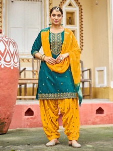 Beau costume traditionnel de Patiyala en soie Gadhwali avec broderie lourde et séquences pour les fêtes, les mariages et Diwali - Product Image 3