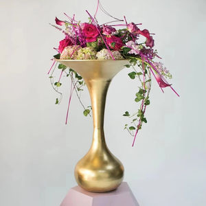 Florero alto de cuello delgado con gran apertura Acabado dorado Adecuado para sostener flores frescas secas o artificiales o acento decorativo - Product Image 1